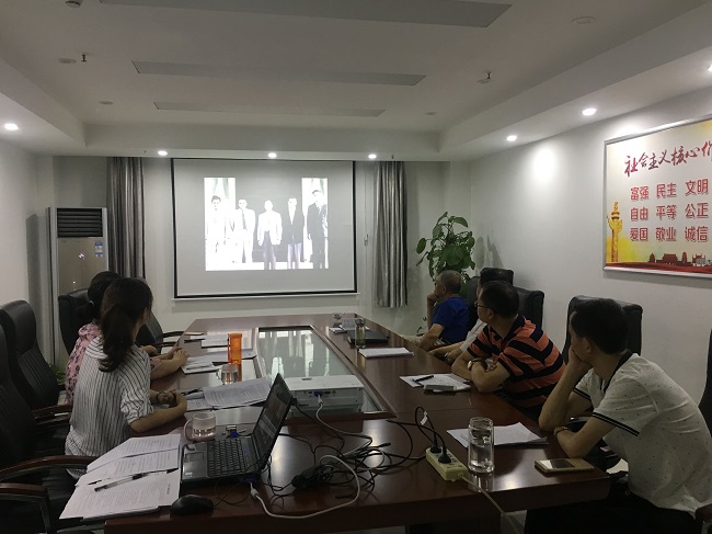 观看《纪念钱学森同志归国六十周年专题片》.jpg